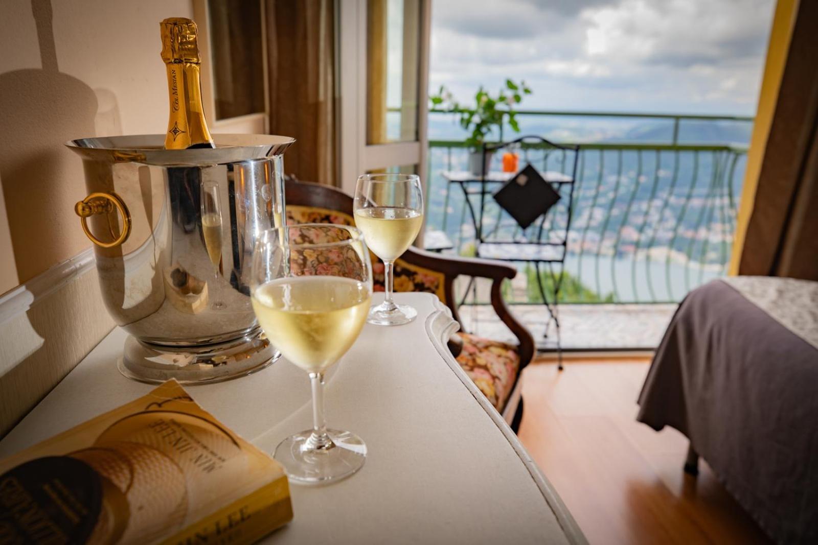 Hotel Vista Lago Брунате Екстериор снимка