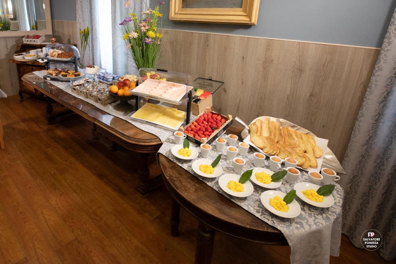 Hotel Vista Lago Брунате Екстериор снимка