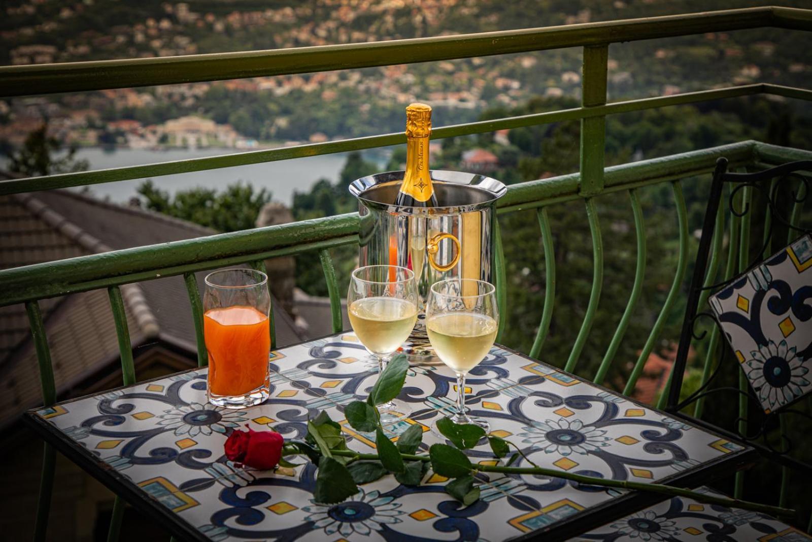 Hotel Vista Lago Брунате Екстериор снимка