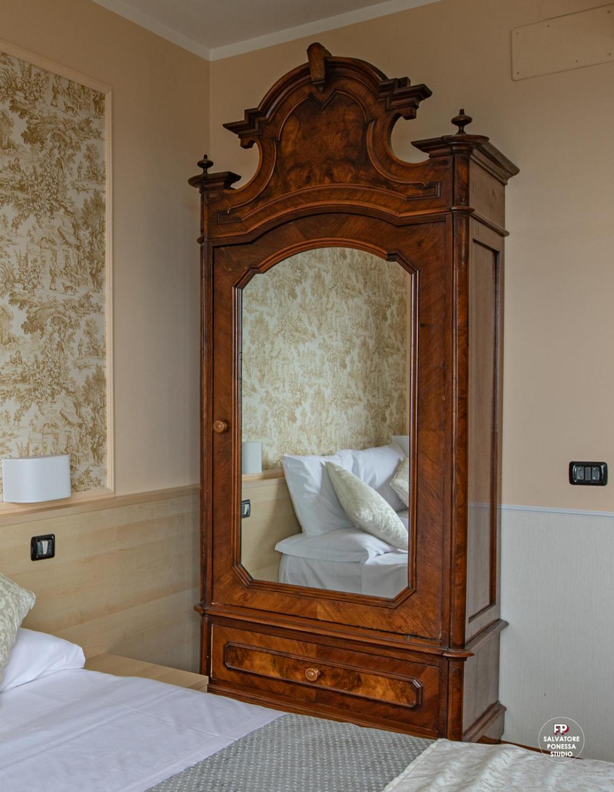 Hotel Vista Lago Брунате Екстериор снимка