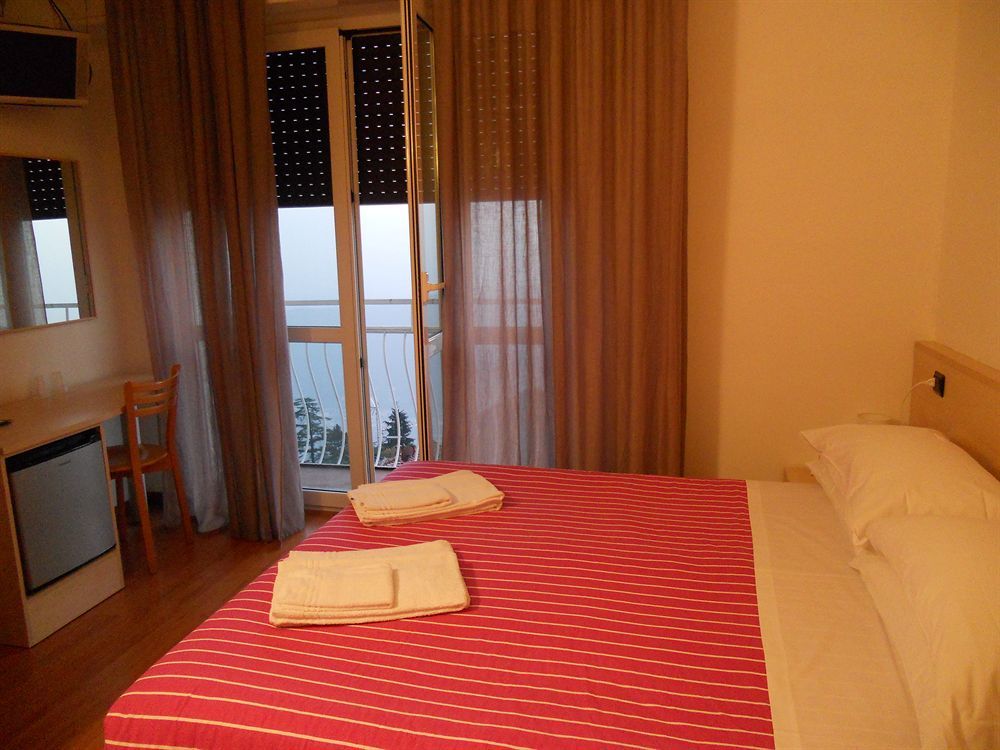 Hotel Vista Lago Брунате Екстериор снимка